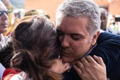 Ông Iván Duque chào đón một cử tri bên ngoài một trung tâm bỏ phiếu trong vòng thứ hai của cuộc bầu cử tổng thống ở Colombia. (Nguồn: Bloomberg)