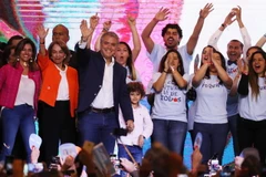 Tổng thống đắc cử Colombia Ivan Duque (giữa) bên những người ủng hộ sau khi kết quả bầu cử Tổng thống vòng 2 được công bố tại Bogota, Colombia ngày 17/6. (Ảnh: EPA/TTXVN)