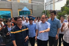 Bí thư Thành ủy Thành phố Hồ Chí Minh Nguyễn Thiện Nhân chỉ đạo công tác khắc phục hậu quả vụ cháy tại hiện trường. (Nguồn: TTXVN)