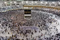 Các tín đồ Hồi giáo cầu nguyện tại Đền thờ Lớn ở Thánh địa Mecca, Saudi Arabia, trước lễ hành hương Haji ngày 17/8. (Nguồn: AFP/TTXVN)