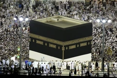 Các tín đồ Hồi giáo cầu nguyện tại thánh địa Mecca, Saudi Arabia ngày 29/8/2017. (Nguồn: EPA/TTXVN)