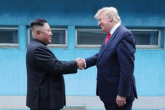 Tổng thống Mỹ Donald Trump (phải) và nhà lãnh đạo Triều Tiên Kim Jong-un tại cuộc gặp thượng đỉnh ở Panmunjom ngày 30/6/2019. (Nguồn: AFP/TTXVN) 
