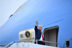 Tổng thống Mỹ Donald Trump lên chiếc chuyên cơ Không lực Một ở căn cứ không quân Osan tại Pyeongtaek, Hàn Quốc để về nước ngày 30/6/2019. (Ảnh: AFP/TTXVN)
