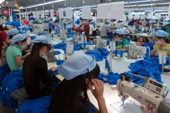 Thuế nhập khẩu nguyên liệu đầu vào phục vụ dệt may sẽ được cắt giảm về 0%. (Ảnh: Quốc Việt/TTXVN)