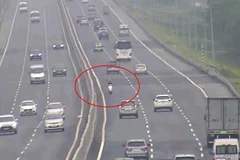 [Video] Xe máy phóng như bay ở làn đường ngược chiều trên cầu Nhật Tân