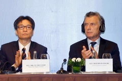 Tổng thống nước Cộng hòa Argentina và Phó Thủ tướng Chính phủ Vũ Đức Đam dự Diễn đàn Doanh nghiệp Việt Nam-Argentina. (Ảnh: Doãn Tấn/TTXVN) 