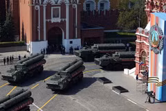 Hệ thống tên lửa S-400 của Nga tại lễ duyệt binh kỷ niệm Ngày Chiến thắng trên Quảng trường Đỏ ở thủ đô Moskva, Nga, ngày 7/9. (Nguồn: AFP/TTXVN) 