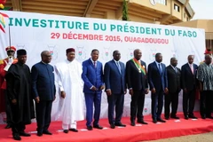 Tân Tổng thống Roch Marc Kabore (giữa) tại lễ tuyên thệ nhậm chức. (Nguồn: AFP/TTXVN)