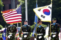Binh sỹ Mỹ và Hàn Quốc tại lễ kỷ niệm ngày ký Hiệp ước quân sự chung Mỹ-Hàn ở căn cứ quân sự Yongsan thuộc Seoul (Hàn Quốc). (Nguồn: AFP/TTXVN) 