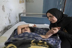 Một em bé bị thương trong cuộc xung đột điều trị tại bệnh viện gần thị trấn Ras al-Ain, Syria, ngày 18/10. (Nguồn: AFP/TTXVN) 
