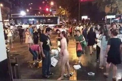 Cô gái cởi hết quần áo giữa chỗ đông người. (Nguồn: chinadaily)