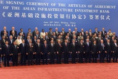 Đại diện 57 nước thành viên sáng lập AIIB tham dự lễ ký kết ngày 29/6. (Nguồn: AFP/TTXVN)