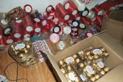 Những hộp kẹo chocolate quá hạn cả năm vẫn được bán trực tuyến