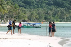 Bờ cát trắng mịn và làn nước trong xanh như ngọc của Bãi Sao (Phú Quốc) cuốn hút du khách quốc tế. (Ảnh: Trường Giang/TTXVN)