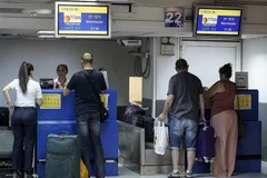 Du khách Anh là khách hàng của Hãng Thomas Cook chờ làm thủ tục tại sân bay Heraclion, đảo Crete, Hy Lạp ngày 24/9/2019. (Nguồn: AFP/TTXVN) 