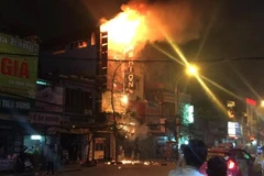 Chập điện biển quảng cáo, ngọn lửa bao trùm cửa hàng bánh ngọt