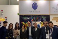 Đại sứ Nguyễn Thị Bích Huệ (thứ tư từ trái sang) cùng các đại biểu tại Triển lãm. (Ảnh: CTV) 