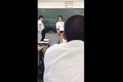 Cộng đồng mạng Nhật Bản bất bình khi nam sinh đá thầy giáo trong lớp