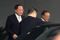 Bộ trưởng Ngoại giao Triều Tiên Ri Yong-ho (trái) tại sân bay quốc tế Bắc Kinh, Trung Quốc ngày 3/4. (Nguồn: Yonhap/TTXVN)