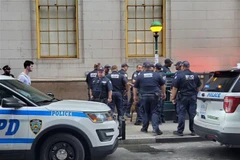 Cảnh sát được triển khai tới ga tàu điện ngầm trên phố Fulton, New York, Mỹ, nơi phát hiện gói đồ khả nghi, ngày 16/8/2019. (Nguồn: CNBC/TTXVN) 