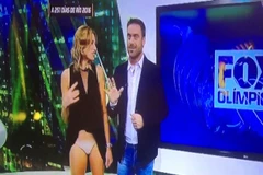 Alina Moine gặp sự cố với chiếc váy. (Nguồn: Fox Sports) 