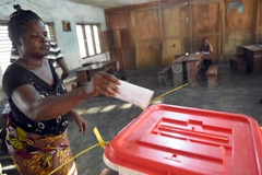 Cử tri Benin bỏ phiếu tại một địa điểm bầu cử ở Cotonou. (Nguồn: AFP/TTXVN)