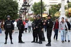 Lực lượng an ninh Tunisia gác tại thủ đô Tunis ngày 18/11. (Nguồn: AFP/TTXVN)