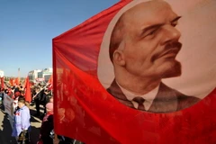 Giương cao ảnh vị lãnh tụ vĩ đại của giai cấp vô sản Vladimir Lênin trong một cuộc tuần hành kỷ niệm Cách mạng tháng Mười Nga ở thành phố Stavropol. (Nguồn: AFP/TTXVN)