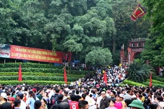Đông đảo du khách thập phương về dâng hương trong ngày Giỗ Tổ Hùng Vương 2015. (Ảnh: Quý Trung/TTXVN)