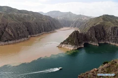 Hình ảnh thú vị khi hai con sông khác màu hợp lưu tại hồ chứa nước