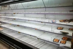 Người dân Qatar đổ xô đi mua thực phẩm, nước uống dự trữ