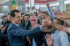 Tổng thống Syria Bashar al-Assad (trái) trong cuộc gặp với người dân tại thành phố Tartous ngày 15/6. (Nguồn: AFP/TTXVN) 