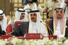 Quốc vương Qatar Tamim bin Hamad Al-Thani (giữa). (Nguồn: AFP/TTXVN) 