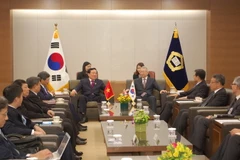 Quang cảnh buổi hội đàm giữa Chánh án Toàn án Nhân dân tối cao Nguyễn Hòa Bình với ngài Yang Sung-tae, Chánh án Tòa án tối cao Hàn Quốc. (Ảnh: Vũ Toàn-Phạm Duy/Vietnam+) 