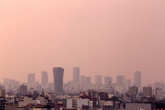 Khói mù bao phủ bầu trời Mexico City, Mexico ngày 3/5. (Nguồn: THX/TTXVN)