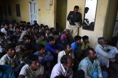 Ngư dân Ấn Độ bị bắt giữ tại sở cảnh sát ở thành phố cảng Karachi, miền nam Pakistan ngày 31/3. (Nguồn: AFP/TTXVN)