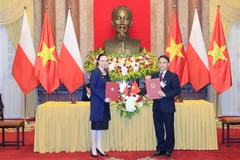 Thông tấn xã Việt Nam và Thông tấn xã Ba Lan ký văn bản hợp tác. (Ảnh: Nhan Sáng/TTXVN)