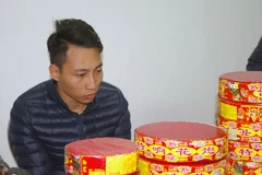 Lực lượng chức năng lấy lời khai đối tượng Vũ Quang Thành. (Ảnh: Nguyễn Hoàng/TTXVN)