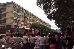 Rất đông người đã vây quanh chiếc xe. (Nguồn: Chinadaily) 