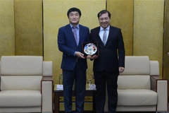 Chủ tịch Ủy ban Nhân dân thành phố Đà Nẵng Huỳnh Đức Thơ (bên phải) tặng quà lưu niệm cho Giám đốc Cơ quan Hợp tác Quốc tế Hàn Quốc tại Việt Nam Kim Jinoh (bên trái). (Ảnh: Quốc Dũng/TTXVN) 