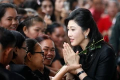 Cựu Thủ tướng Thái Lan Yingluck Shinawatra (phải) tại tòa án ở Bangkok ngày 29/6. (Nguồn: EPA/TTXVN)