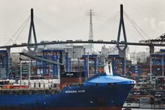Cảng hàng hóa ở Hamburg, Đức ngày 12/1. (Nguồn: EPA/TTXVN)