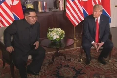 Tổng thống Mỹ Donald Trump (phải) trong cuộc gặp với nhà lãnh đạo Triều Tiên Kim Jong-un (trái) tại Sentosa, Singapore ngày 12/6. (Nguồn: YONHAP/TTXVN)