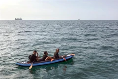 Người di cư trong hành trình vượt eo biển Manche từ Pháp tới Anh ở ngoài khơi bờ biển Calais, Pháp ngày 4/8/2018. (Nguồn: AFP/TTXVN) 