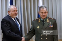 Bộ trưởng Quốc phòng Nga Sergei Shoigu (phải) cùng người đồng cấp Israel Avigdor Lieberman. (Nguồn: AFP/Getty Images)