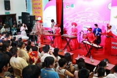Chương trình biểu diễn ca nhạc Mang âm nhạc đến bệnh viện.(Ảnh: Dương Ngọc/TTXVN)