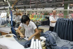 Sản xuất hàng may mặc xuất khẩu. (Ảnh: Hải Âu/TTXVN)