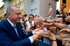 Tổng thống Thổ Nhĩ Kỳ Recep Tayyip Erdogan (trái) bên những người ủng hộ tại điểm bầu cử ở Istanbul ngày 24/6. (Nguồn: THX/TTXVN)
