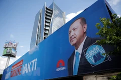 Ápphích vận động tranh cử của Tổng thống Recep Tayyip Erdogan trên một đường phố ở Ankara. (Nguồn: THX/TTXVN)