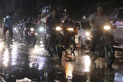 Nước ngập do triều cường dâng cao tại đường Huỳnh Tấn Phát khiến giao thông khó khăn. (Ảnh minh họa: Xuân Dự/TTXVN) 